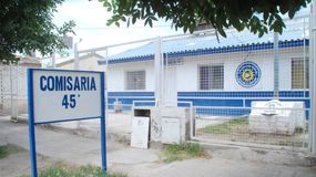 Un Oficial de la Comisaría 45 del barrio Anai Mapu reconoció que cajoneó cinco denuncias y fue condenado a pagar una multa y a estar lejos de los expedientes judiciales. | LM Neuquen Un Oficial de la Comisaría 45 del barrio Anai Mapu reconoció que cajoneó cinco denuncias y fue condenado a pagar una multa y a estar lejos de los expedientes judiciales.