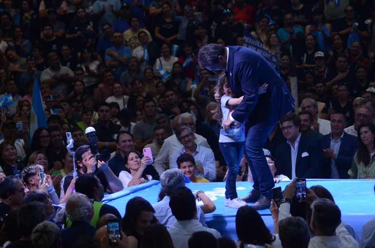 Una niña subió al escenario para entregarle una carta al candidato a presidente. Una niña subió al escenario para entregarle una carta al candidato a presidente.