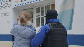 La mujer realizó compras con una tarjeta de crédito robada. La mujer realizó compras con una tarjeta de crédito robada.