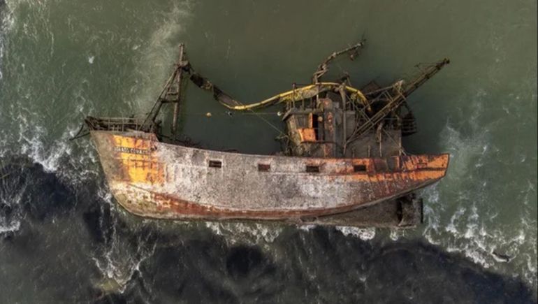 El buque Sagrado Corazón se hundió en 2016 en el río Chubut. El buque Sagrado Corazón se hundió en 2016 en el río Chubut.