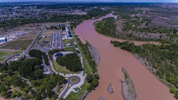 Impactante video desde el drone: el río Limay color chocolate después de las lluvias