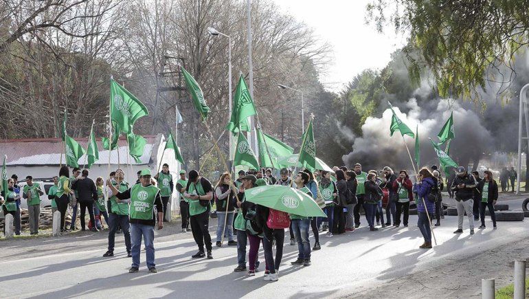 El gremio ATE Río Negro levantó el corte en los puentes carreteros