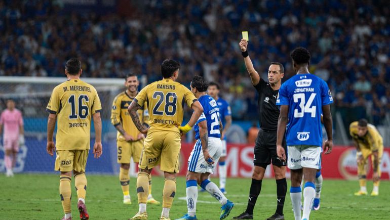 Boca sufrió la expulsión de Bareiro y cayó ante Cruzeiro en Brasil.