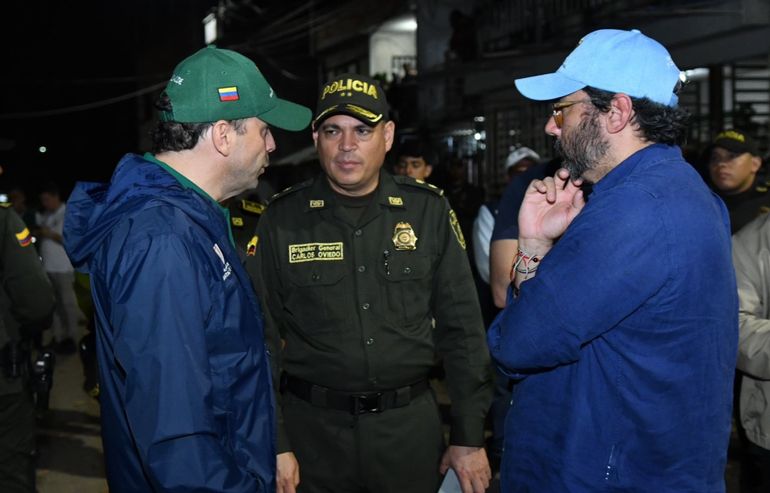 El alcalde de Cali dialoga con el jefe policial y el secretario de Seguridad local luego del atentado. El alcalde de Cali dialoga con el jefe policial y el secretario de Seguridad local luego del atentado.