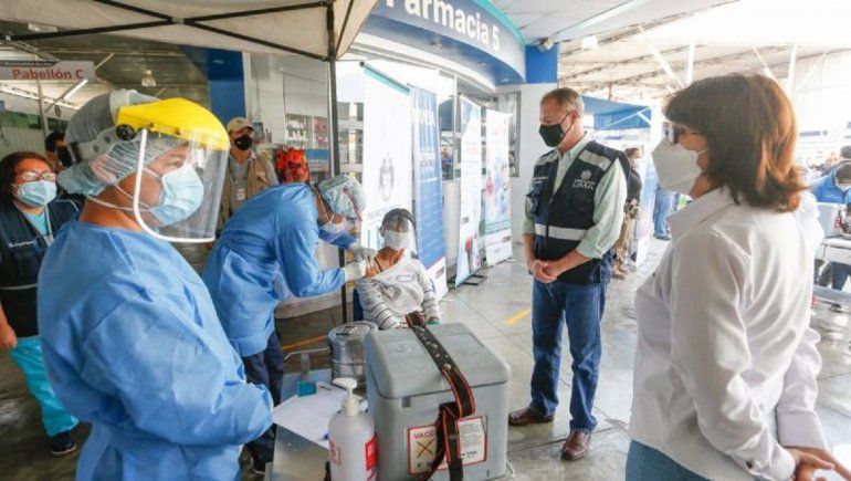 Es probable que las vacunas Pfizer no lleguen a Perú si no resuelve las exigencias entre ambos factores.