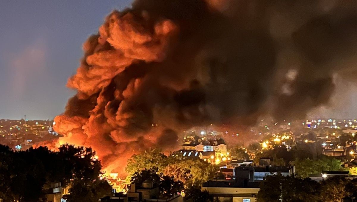 Explosión e incendio en una fábrica de San Fernando: trabajaron diez dotaciones de Bomberos