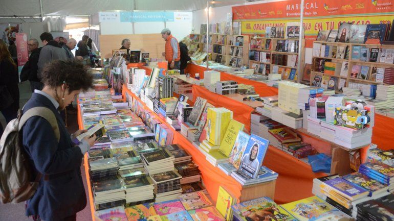 La Feria del Libro de Neuquén ya tiene las puertas abiertas. Durante dos semanas se transformará en una cita interesante para los lectores. Fue inaugurada oficialmente ayer por las autoridades.