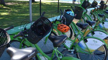 dos adolescentes se llevaron una bici de las del municipio