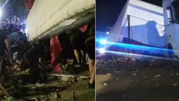 Volcó un camión y un grupo de personas se metió debado para poder saquear mercadería. Volcó un camión y un grupo de personas se metió debado para poder saquear mercadería.