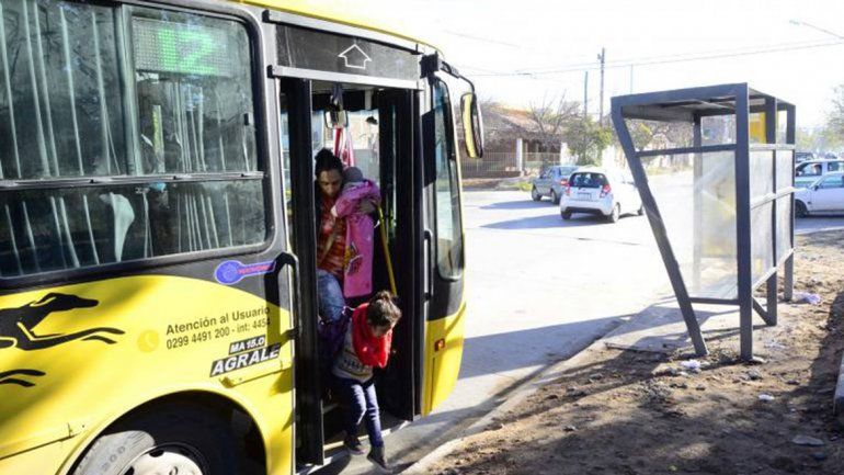 Por la llegada del frío, salen a colocar garitas para el cole