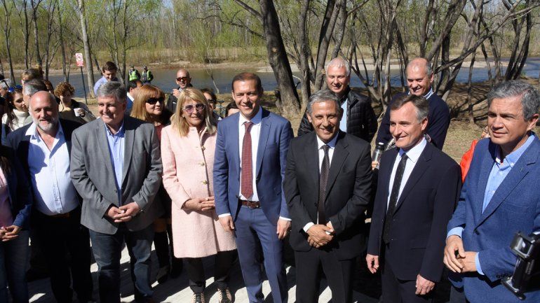 El gobernador y el intendente compartieron el acto central del 113° aniversario de la capital provincial. Se desarrolló junto al Limay