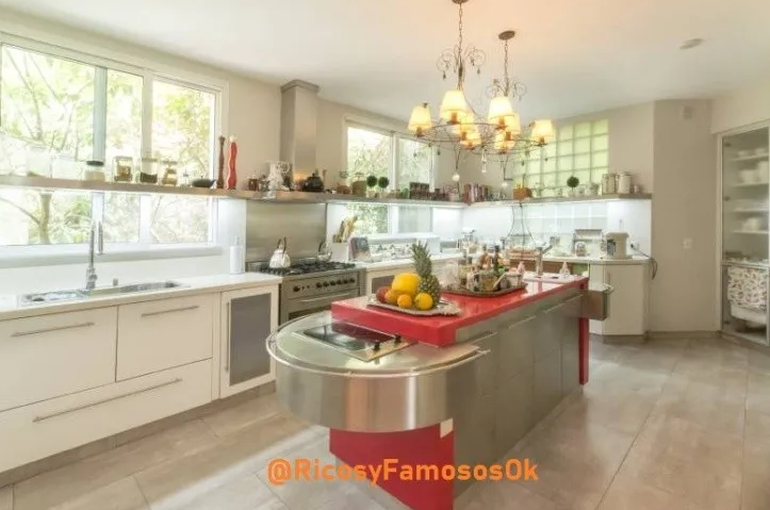 La cocina es el centro de reunión familiar los domingos al medodía.