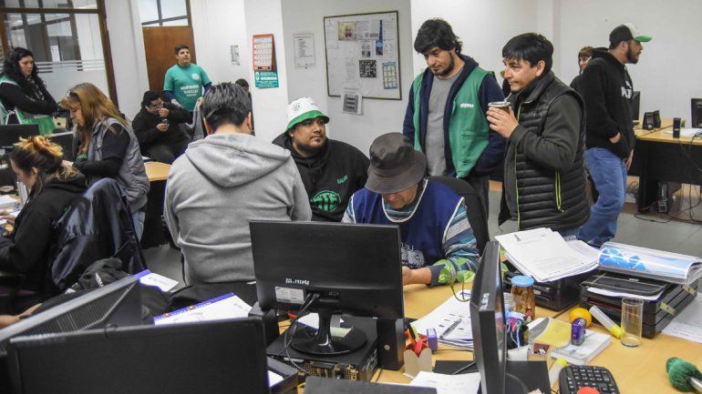 En la Oficina de Contrataciones se concentró ayer la mayor tensión del conflicto salarial entre ATE y el Gobierno.