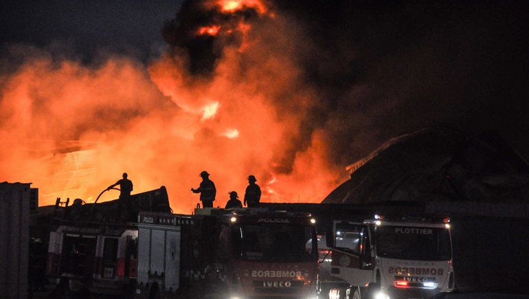 Impresionante incendio en el PIN: controlan el fuego y la pérdida es total