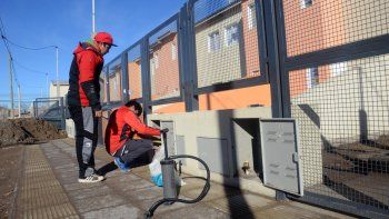 Los vecinos detectaron falencias y quieren denunciar al gasista matriculado. Hasta agua en los enchufes presentan algunas casas.
