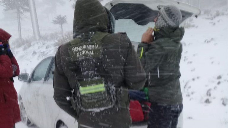 Rescataron a turistas varados en medio del viento blanco