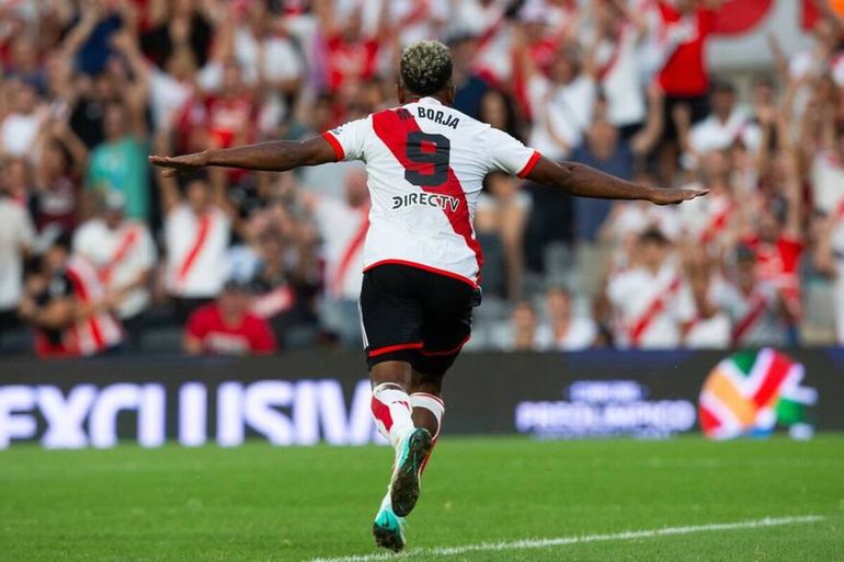 Con un show de Borja, River goleó 5-0 a Vélez y se subió a la punta de su zona en la Copa de la Liga