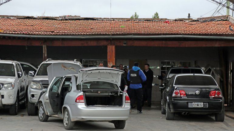 Personal de Delitos Económicos trabajó en el autoparque y revisó cada uno de los vehículos estacionados.