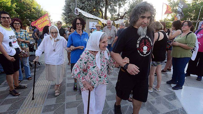 En 5 fotos, una nueva marcha de la Resistencia de Madres de Plaza de Mayo en Neuquén