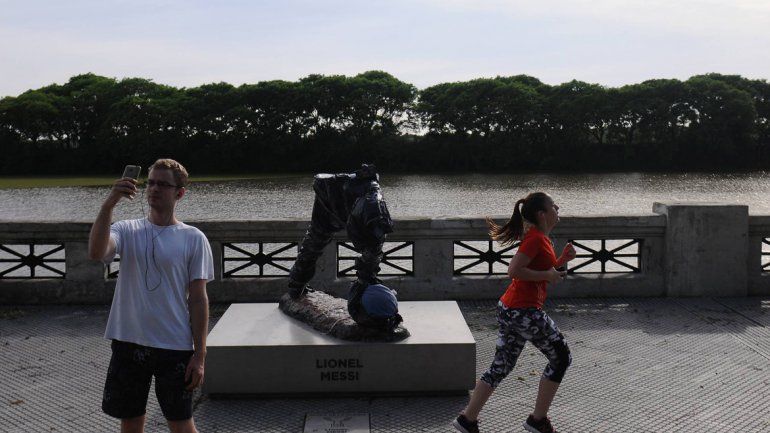Destrozaron la estatua de Messi en la Costanera Sur