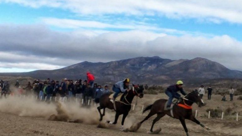 Su caballo perdía, frenó  la carrera y lo mataron