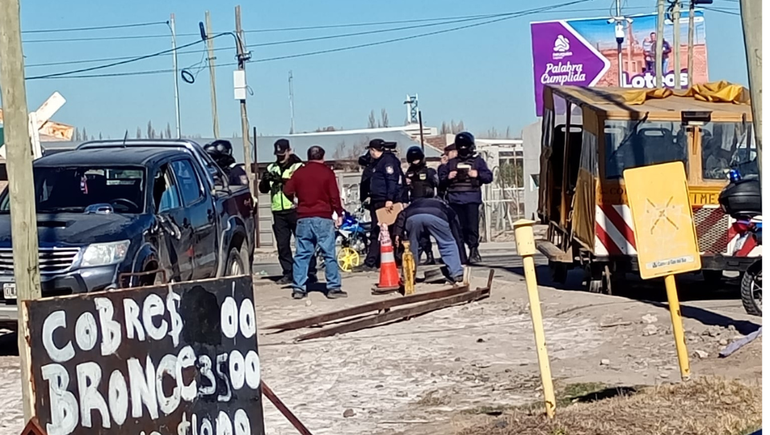 Insólito choque entre una zorra ferroviaria y una camioneta nueva en Neuquén