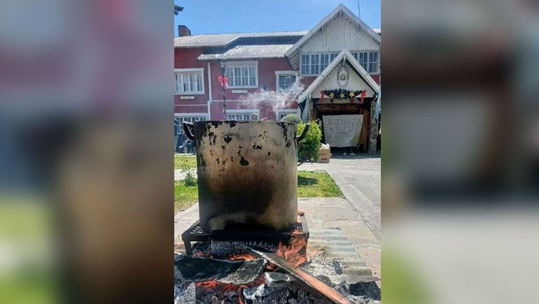 Reclaman el bono navideño con una olla popular frente al municipio de Junín de los Andes