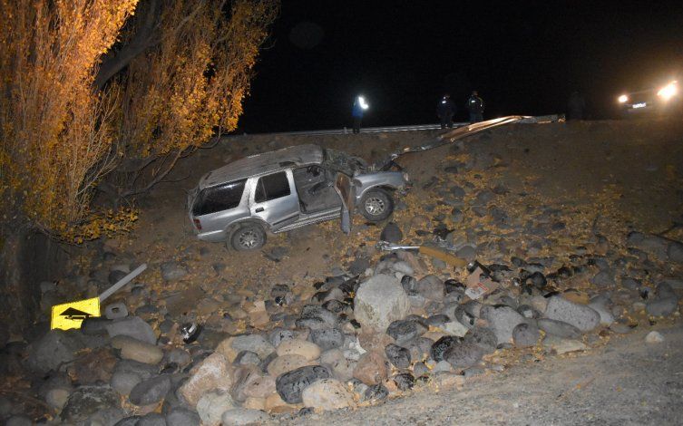 Accidente fatal: un hombre perdió el control de su camioneta y volcó sobre la barda