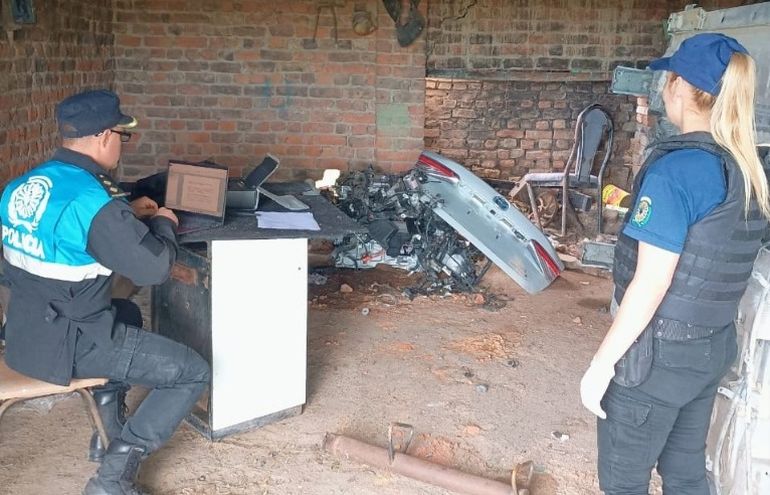 El procedimiento en la vivienda de Gaiman, donde hallaron piezas del Toyota Corolla sustraído en Trelew cuatro meses antes. El procedimiento en la vivienda de Gaiman, donde hallaron piezas del Toyota Corolla sustraído en Trelew cuatro meses antes. 