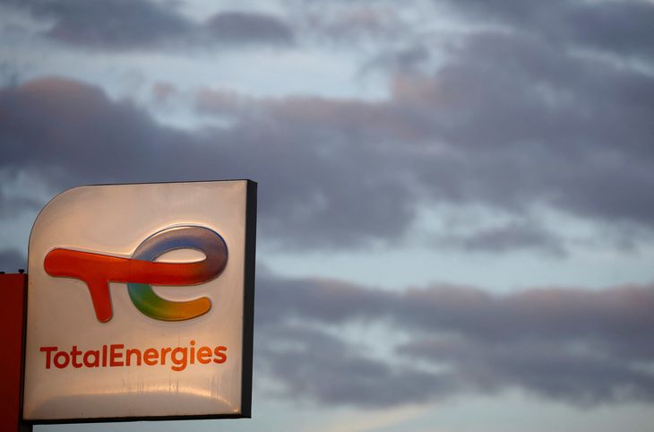 FOTO DE ARCHIVO. Un cartel con el logo de la compañía francesa de petróleo y gas TotalEnergies aparece en una gasolinera en Vertou