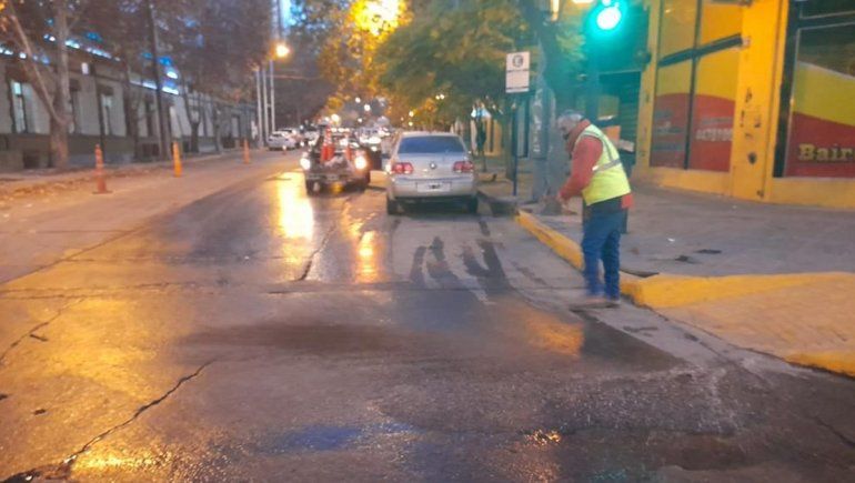 Para descongelar las calles neuquinas arrojaron sal y arena