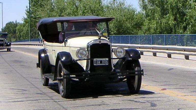 Los vehículos antiguos son muy codiciados por algunos amantes de los fierros.