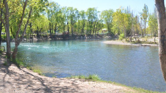 La proximidad con el Limay es un atractivo que multiplica el movimiento durante la época estival.