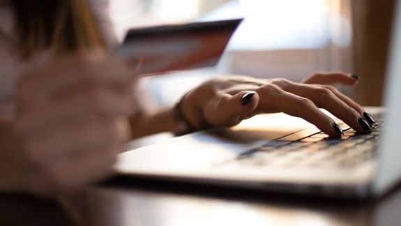 Se alzaron con más de $1 millón entre dos estafas a vecinos de Cutral Co