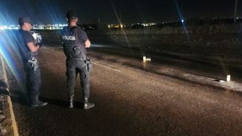 La tragedia ocurrió cerca de las 4 de la mañana de este jueves en la ruta Provincial 1, entre el barrio Solana de la Patagonia y el casco urbano de Puerto Madryn, en Chubut. La tragedia ocurrió cerca de las 4 de la mañana de este jueves en la ruta Provincial 1, entre el barrio Solana de la Patagonia y el casco urbano de Puerto Madryn, en Chubut.