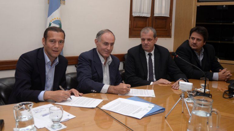 La firma del convenio se llevó a cabo ayer en Casa de Gobierno.