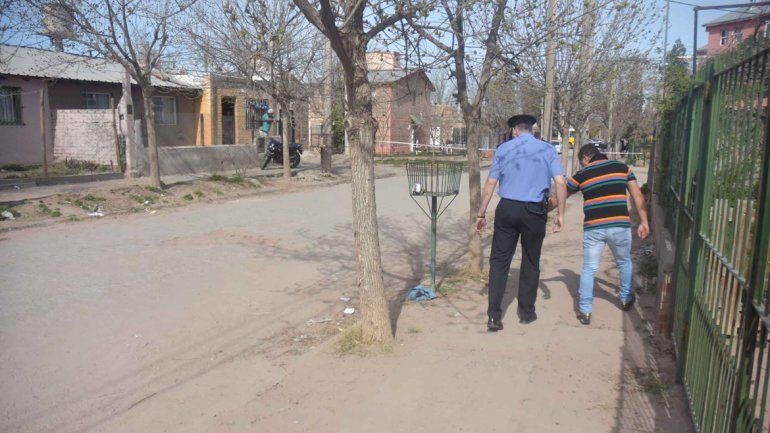 La Policía y un vecino señalando el lugar donde se desplomó un joven de 27 años