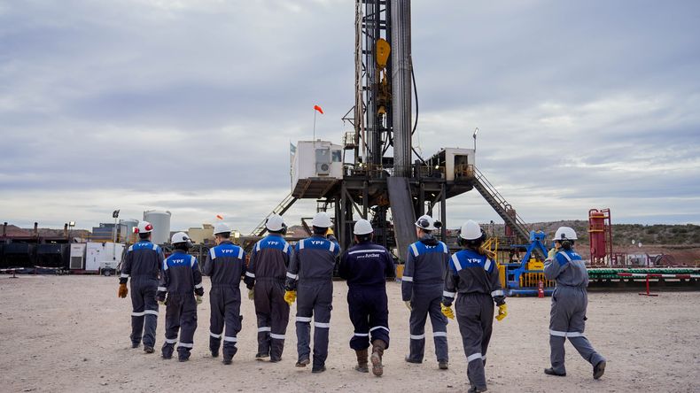 Así es un día en Loma Campana, el yacimiento que YPF comenzó a operar en 2013.