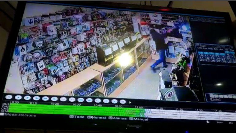 Una clienta enojada agredió a un empleado en un local: le revoleó el control remoto