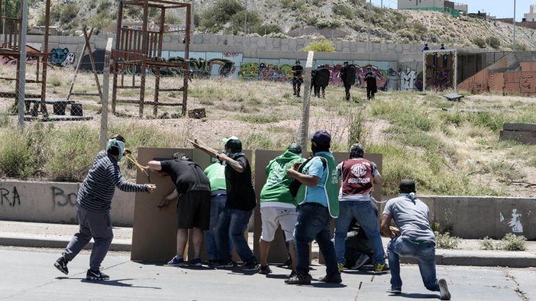 Los manifestantes de ATE fueron al CAM preparados con escudos