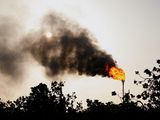 FOTO DE ARCHIVO: Las empresas no reducen la quema de gas para cumplir con sus compromisos de cara al 2030. REUTERS/Leonardo Fernández Viloria/Archivo