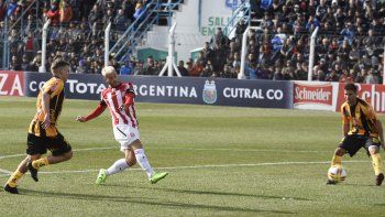 Gata Fernández en un partido del Pincha en Cutral Co por la Copa Argentina. Gata Fernández en un partido del Pincha en Cutral Co por la Copa Argentina.