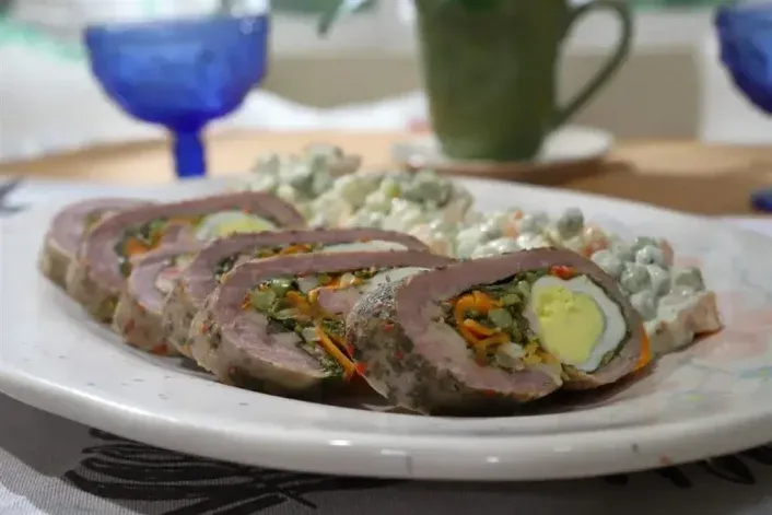 Un clásico: matambre con ensalada rusa. Un clásico: matambre con ensalada rusa.