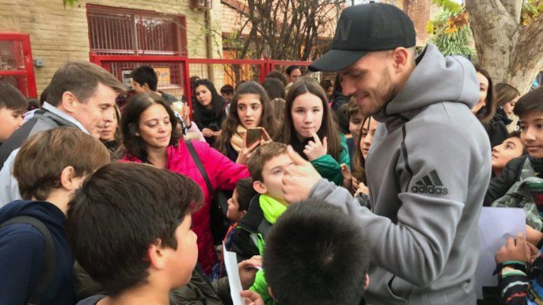 Arquero cipoleño de River revolucionó escuela cuando fue a buscar a su hermanito