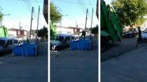 ¡insolito! un recolector de basura se tiro a una pileta en pleno recorrido
