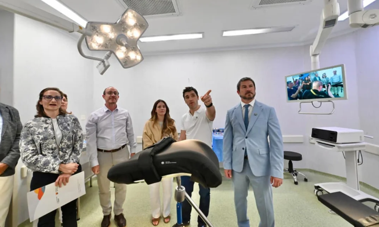 Ignacio Torres en el nuevo hospital de alta comlejidad de Trelew, con el intendente Gerardo Merino (de traje celeste). Ignacio Torres en el nuevo hospital de alta comlejidad de Trelew, con el intendente Gerardo Merino (de traje celeste). 
