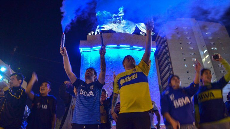 Los hinchas de Boca festejaron el título en el Monumento