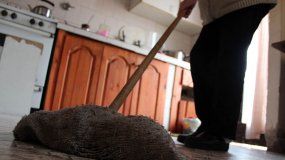 Nuevo aumento: cuánto cobrarán por hora las empleadas domésticas en Neuquén y Río Negro