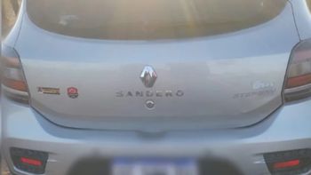 El Renault Sandero fue abandonado sobre la ruta 3, días después de dos allanamientos realizados en Chubut para dar con los responsables del golpe boquetero a la concesionaria de Rawson. El Renault Sandero fue abandonado sobre la ruta 3, días después de dos allanamientos realizados en Chubut para dar con los responsables del golpe boquetero a la concesionaria de Rawson.