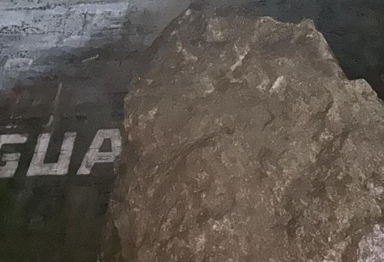 Corte de tránsito en la Ruta 40, en Chubut, por la caída de una roca. Corte de tránsito en la Ruta 40, en Chubut, por la caída de una roca.